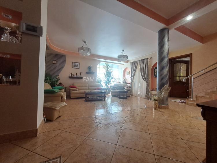 Casa individuala cu piscina. P+1+M. zona foarte buna - 36