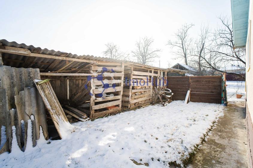 Teren de 2200 mp si casa in sat Voinesti, langa biserica - 5