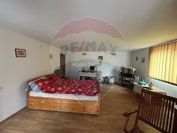 Casă de vânzare cu teren generos de 1.043 mp, două corpuri de locuit. - 2