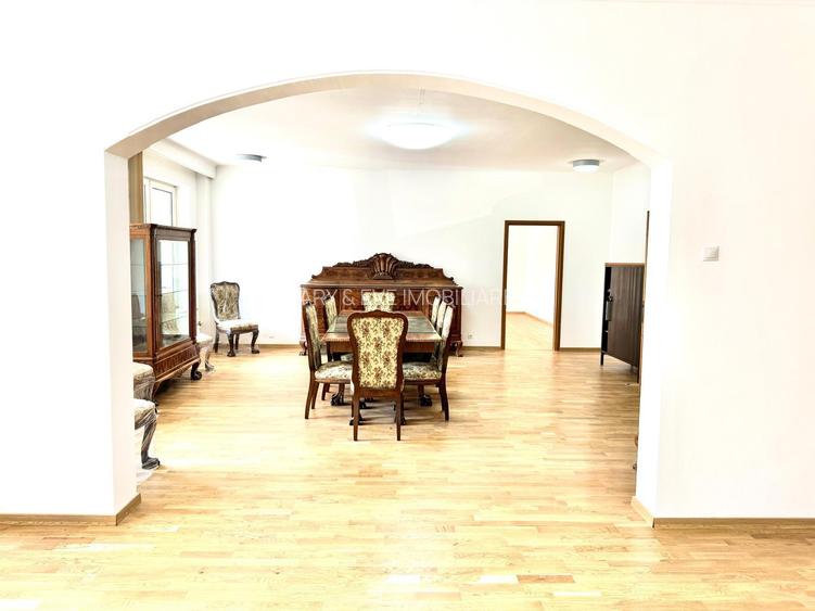 Proprietate spatioasa si versatila, formata din hochparter inalt si demisol - 22