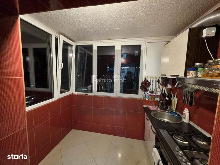4 camere - 80 mp - 2 balcoane –  bloc 1982 METROU Aparatorii Patriei - 12