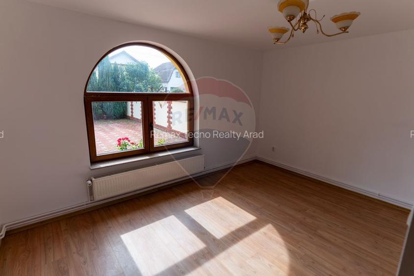 Vila /Pensiune 6 camere in Cristur, jud Hunedoara - 15