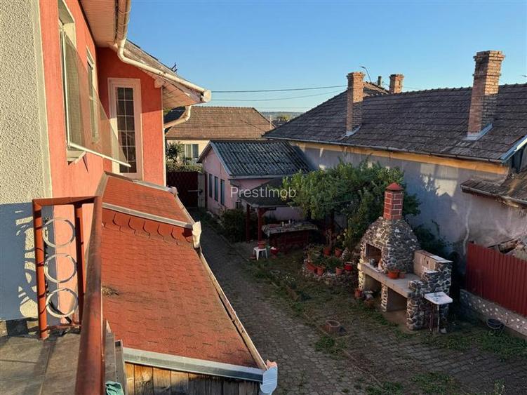 Casa independenta , vintage de vanzare , 300 mp cu teren de 1493 mp Sancrariul d - 31