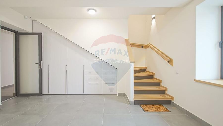 La poalele Tâmpei — vilă contemporană în Schei - 8