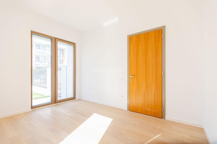 Casa Modernă cu Spații Vitrate Generoase - 15