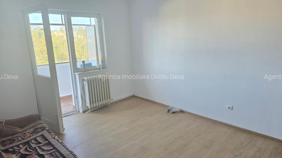 Vand apartament 3 camere in Deva, zona Scarisoara (Astoria), etaj 3, - 2