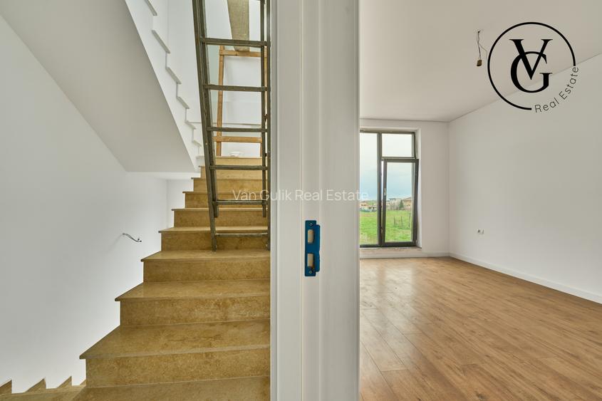 Vila modernă - finisată -terasă circulabila vedere lac și mare - 13