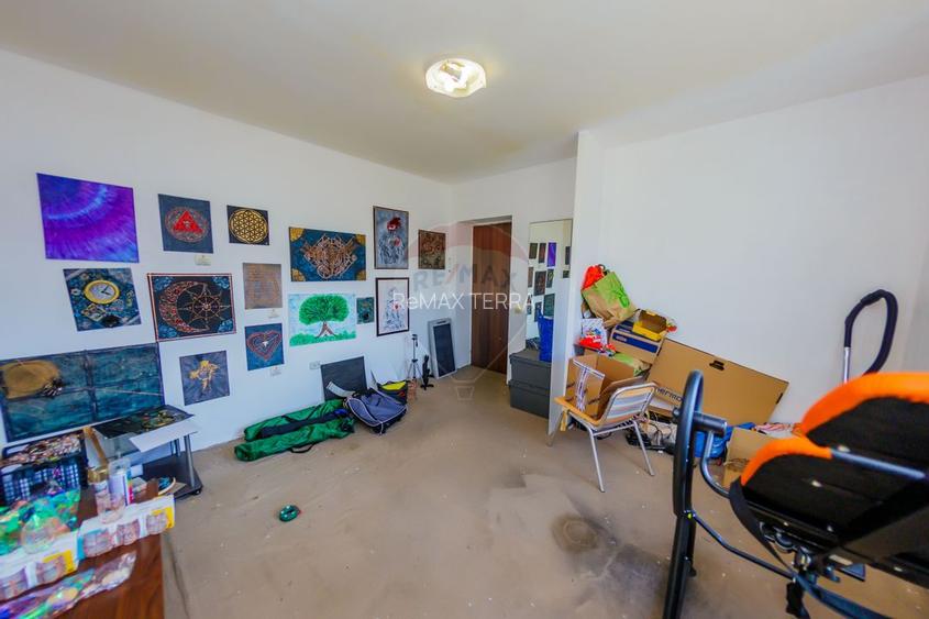 Casă pentru locuit, zonă liniștită, la câteva minute de oraș - 9