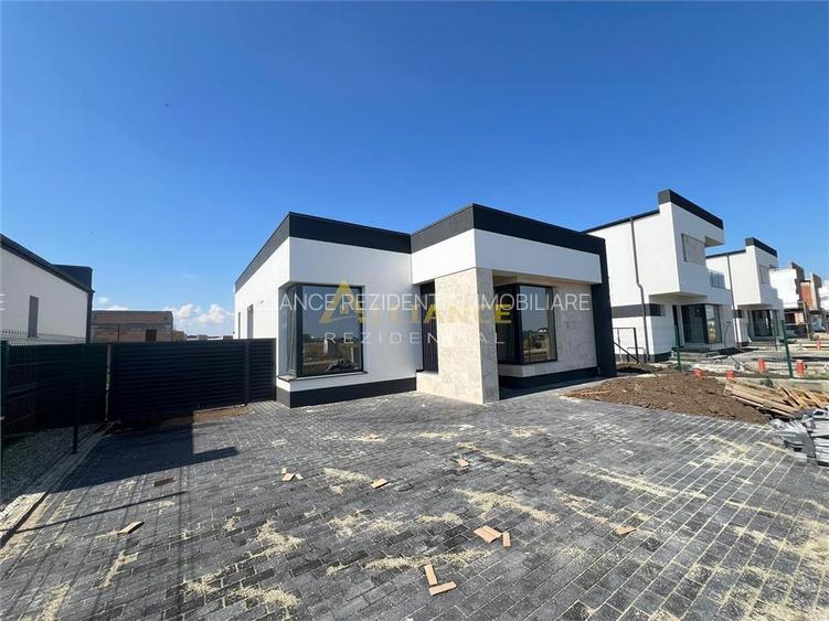 Casa individuala - 4 camere  - 2 bai - in ansamblu rezidential-str asfaltata - 2
