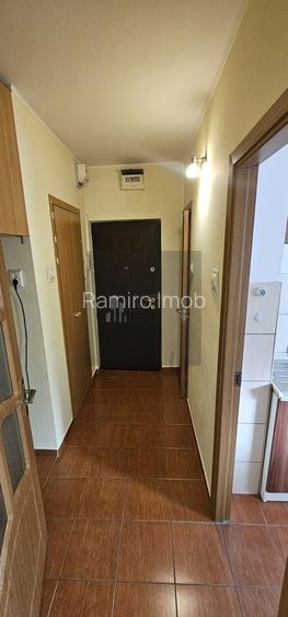 Garsoniera renovata 35 mp/ Metrou 1 decembrie la 3 minute - 4