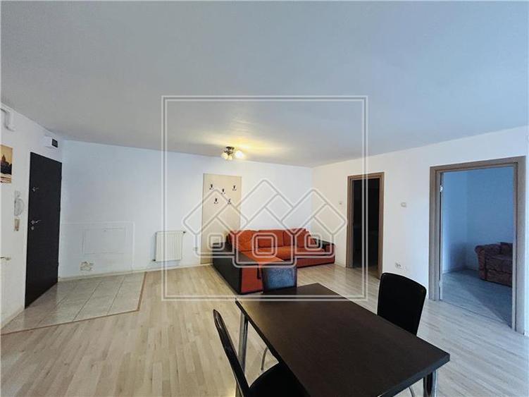 Apartament la cheie, 3 camere, balcon, zona Rahova