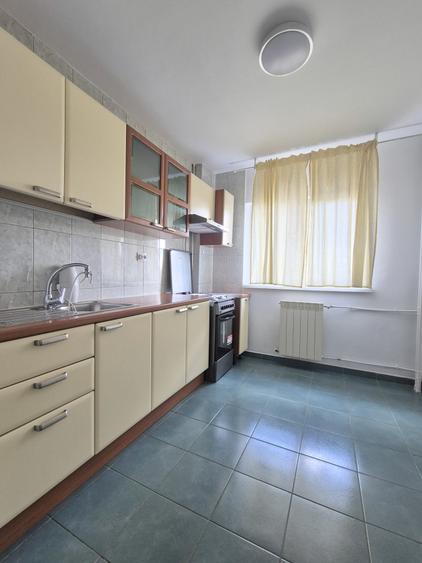 Piata Timpuri Noi, metrou, bloc 1990