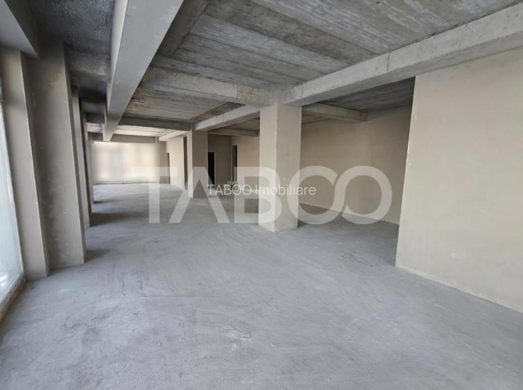 Spatiu Comercial de inchiriat cu 8 locuri de parcare - Vitrina 13 m - 5