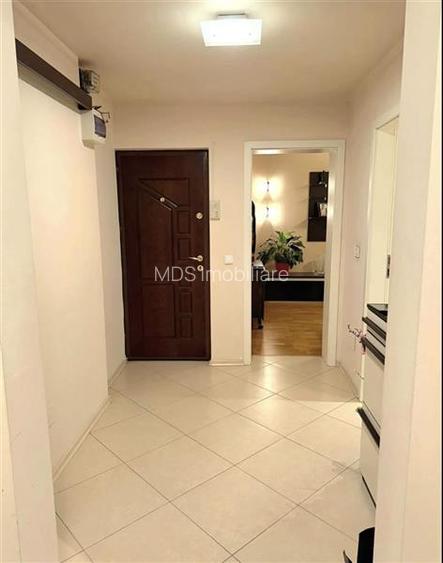 Mobilat si utilat linga Mall bloc izolat - 5