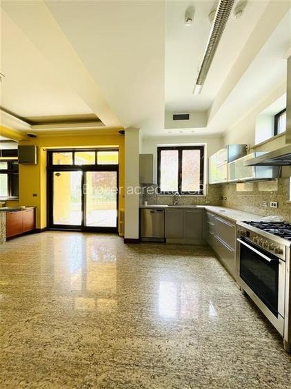 VANZARE VILA 8 CAMERE 652 mp teren zona Sisesti Sector 1 - 8