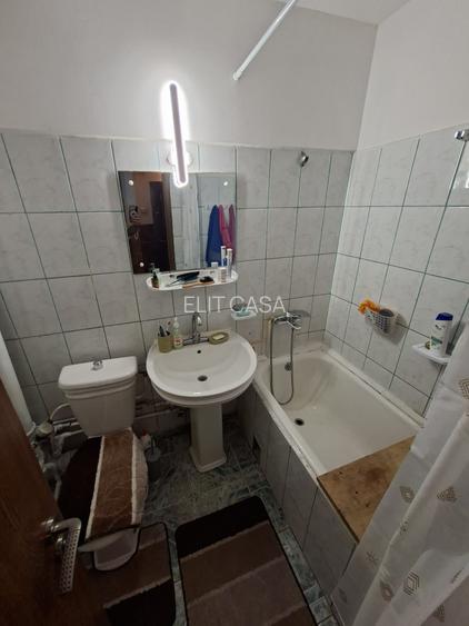 Apartament cu 2 camere decomandat, zona Nicolina - 9