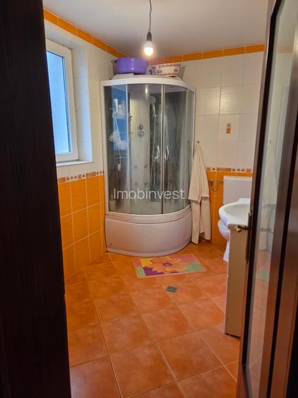 Vand in Unirii,casa cu etaj,5 camere singur in curte strada Marului,teren 1960mp - 7