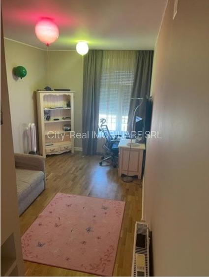 Vila de lux,utilata,mobilata complet.Totul este minutios  lucrat. - 7