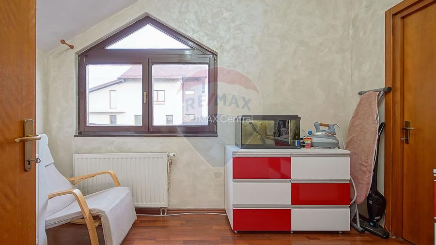 Casă / Vilă cu 4 camere de vânzare în zona Tractorul - 21