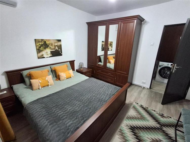 Apartament 3 camere decomandat balcon pivnita zona Vasile Aaron