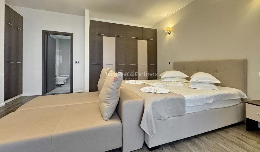 Priveliste spre masivul Postavarul - 13