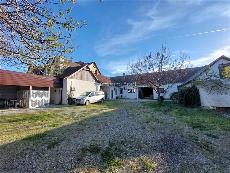 Casa mare, cu teren generos, pentru locuit sau afacere, in Santana - 18