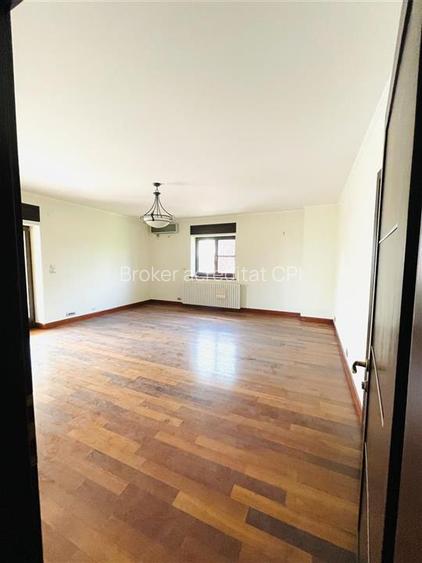 VANZARE VILA 8 CAMERE 652 mp teren zona Sisesti Sector 1 - 2