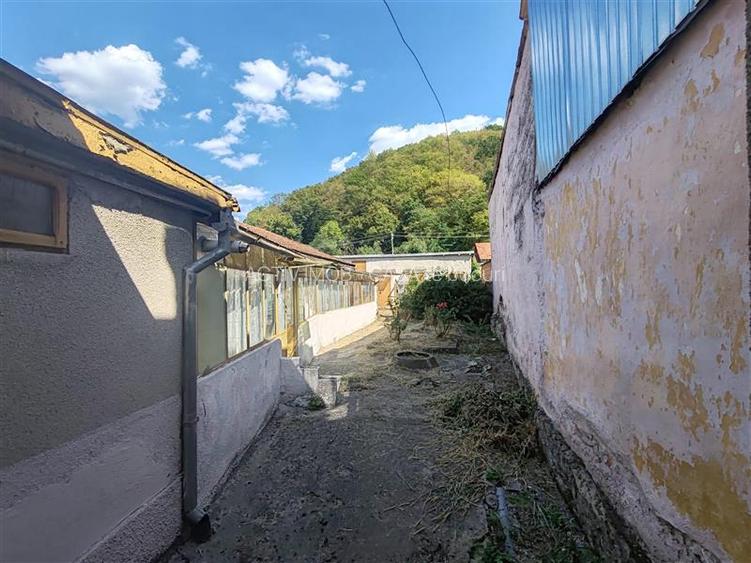 Bocsa Montana, Casa cu pridvor generos, ideala pentru familie extinsa. - 30