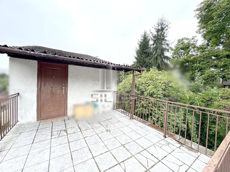 Apartament peste garaj/terasa/curte/parcari.