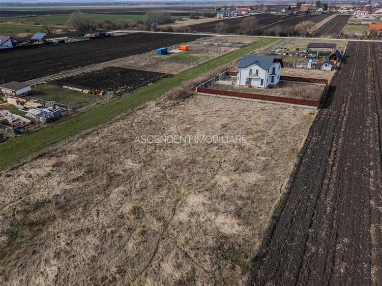 2.082 mp teren intravilan Stupini, zona de case,utilitati in apropiere,40 euro m - 15