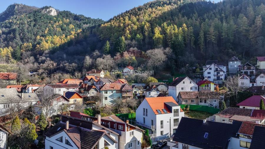 La poalele Tâmpei — vilă contemporană în Schei - 2