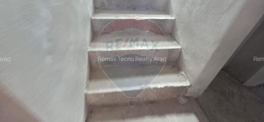 CASA CU ETAJ DE VANZARE LA GRI LA 12 KM DE ARAD ZIMANDUL NOU - 19