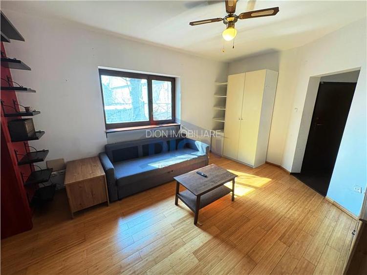 Unirii - Alba Iulia - Posta Vitan - 3 camere, in vila, etaj 1, - 13