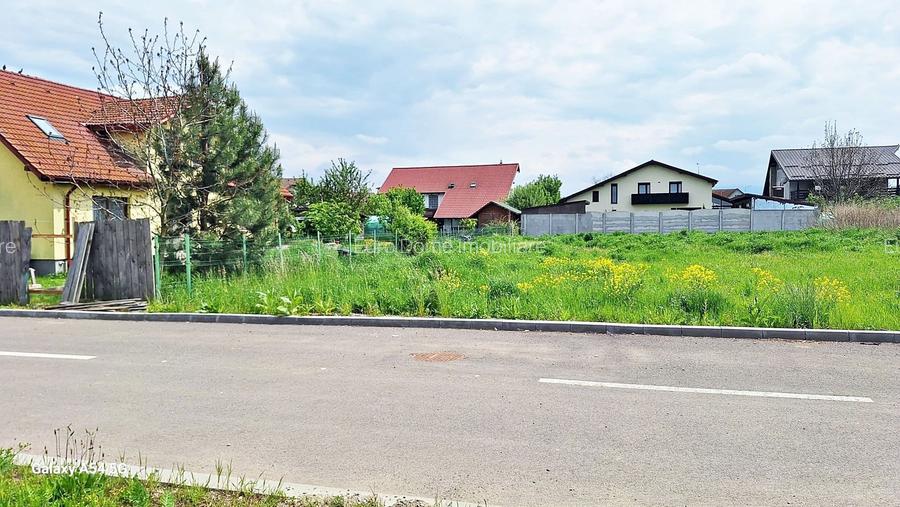 Sanpetru, teren intre case noi 685mp cu AC, utilitati, 72500 euro - 3