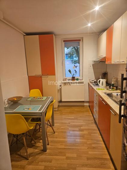 Vand apartament cu 3 camere,7 Noiembrie,parter din 4,balcon,mobilat si utilat. - 2