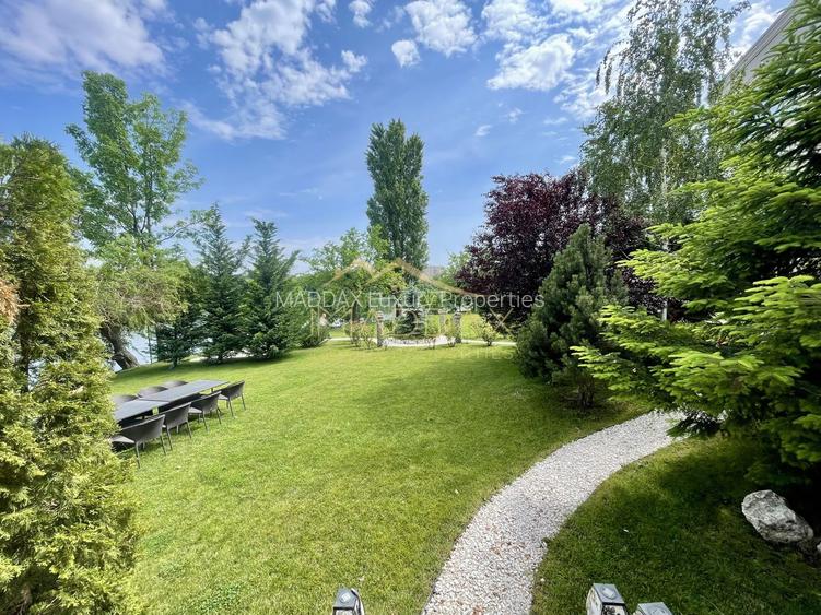 Impressive Villa *1500 SQM usable* 2613 SQM land / Open to the lake - 60