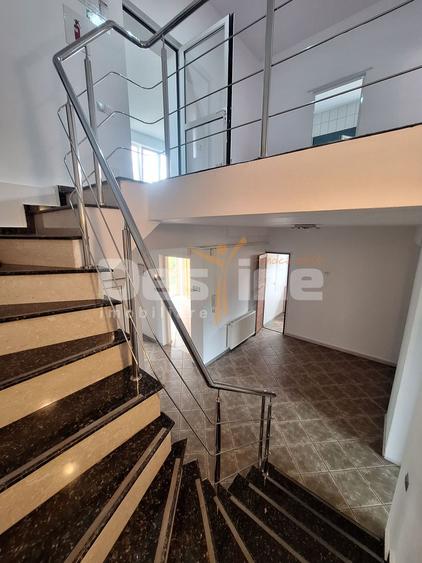Vilă 220 mp | 2 niveluri | Curte și parcare | Lângă Mall Vitan