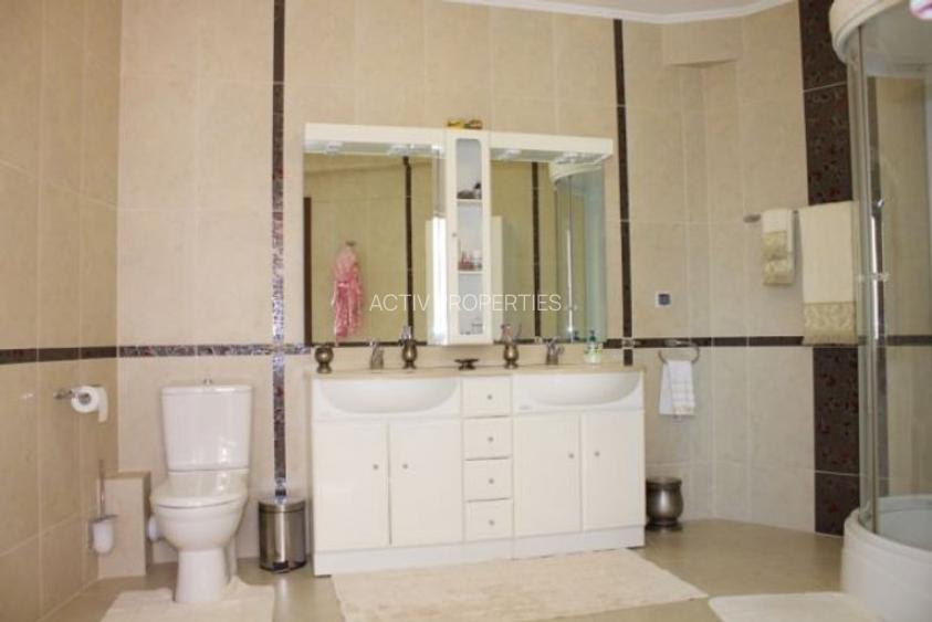 Vila Jolie Ville,D+P+1+M,7 camere,4 bai,foisor,piscina,2 parcari curte, mob,util - 9