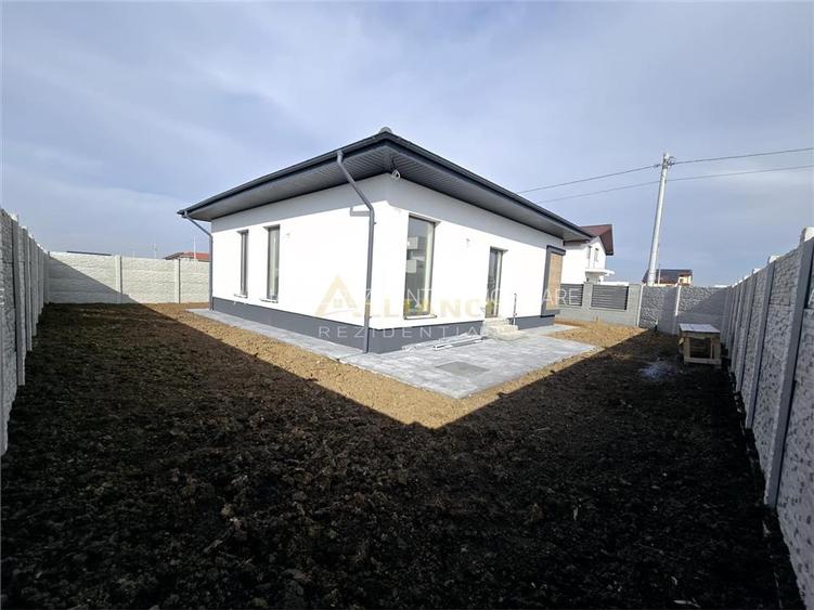 Casa individuala - 4 camere - panouri solare - gaz- curent - 5 min de STV - pod - 9