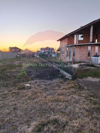 Teren langa Scoala Gimnazial Fantanele 600 mp cu acces la utilitati - 2