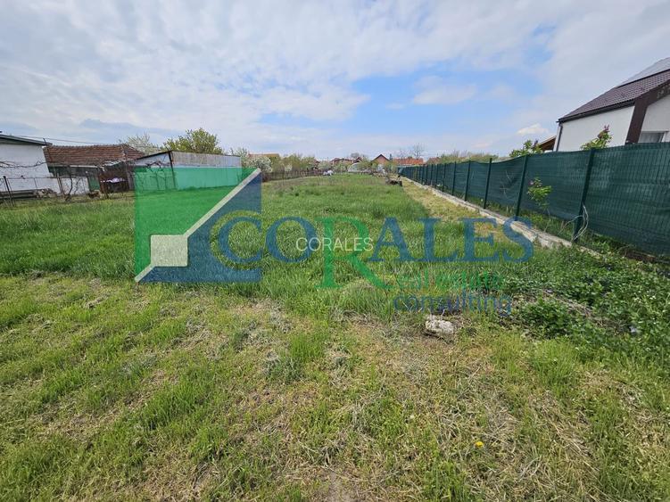 Teren generos, intre case, toate utilitatile! - 4