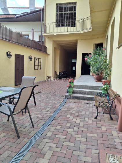 Cladire mixta cu spatii la parter si numeroase incaperi -central - 25