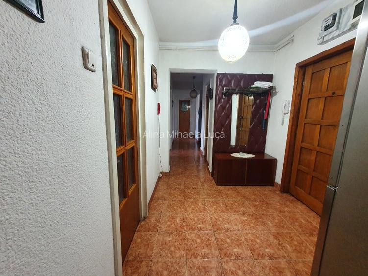 Vanzare apartament 4 camere , bloc Gioconda - 2