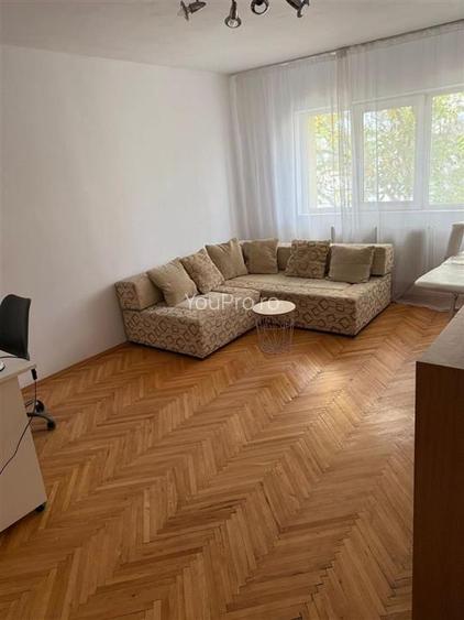 Decomandat cu 3 camere etaj 3 zona Soarelui - 2