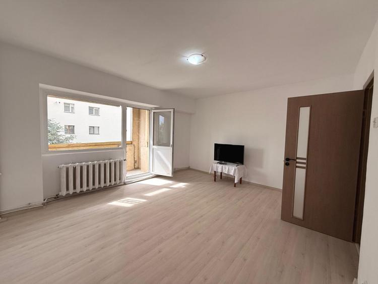 Apartament cu 1 cameră decomandat 40MP - etaj 2/8 cu lift - bloc 1986