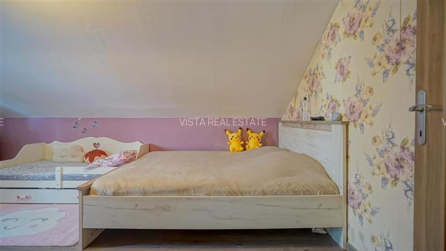 Casa spatioasa, ideala pentru 2 familii sau investitie. 2 corpuri de cladire, ga - 18