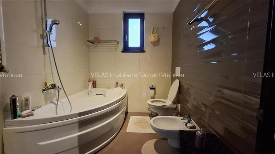 Casa noua + spatiu comercial + spalatorie auto - 12