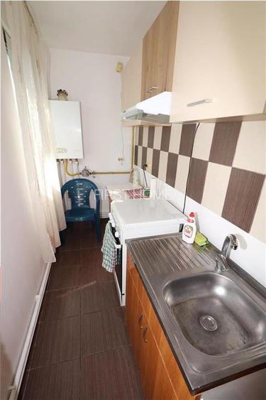 Garsoniera de vanzare in zona Penny Obor , etaj 3 (mansarda) - 4