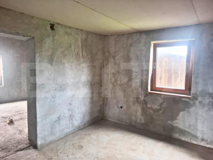 Casă (la roșu) + teren 2522 mp – ideală pentru personalizare - Costestii Deal