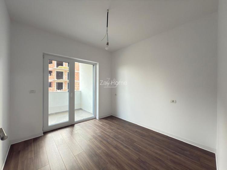 Asfalt. Spatiu pod. Balcon mare. - 7